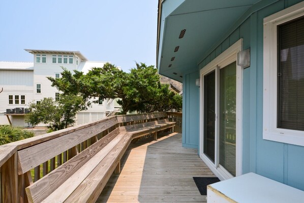 Terrace/patio - Charming 2-bedroom home in Topsail Beach, perfect for family getaways! (Topsail Beach)