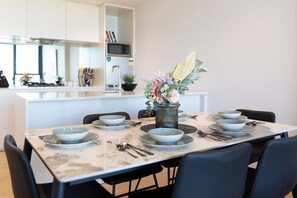 In-room dining - Mega Style Apartments Melbourne Square (Southbank)