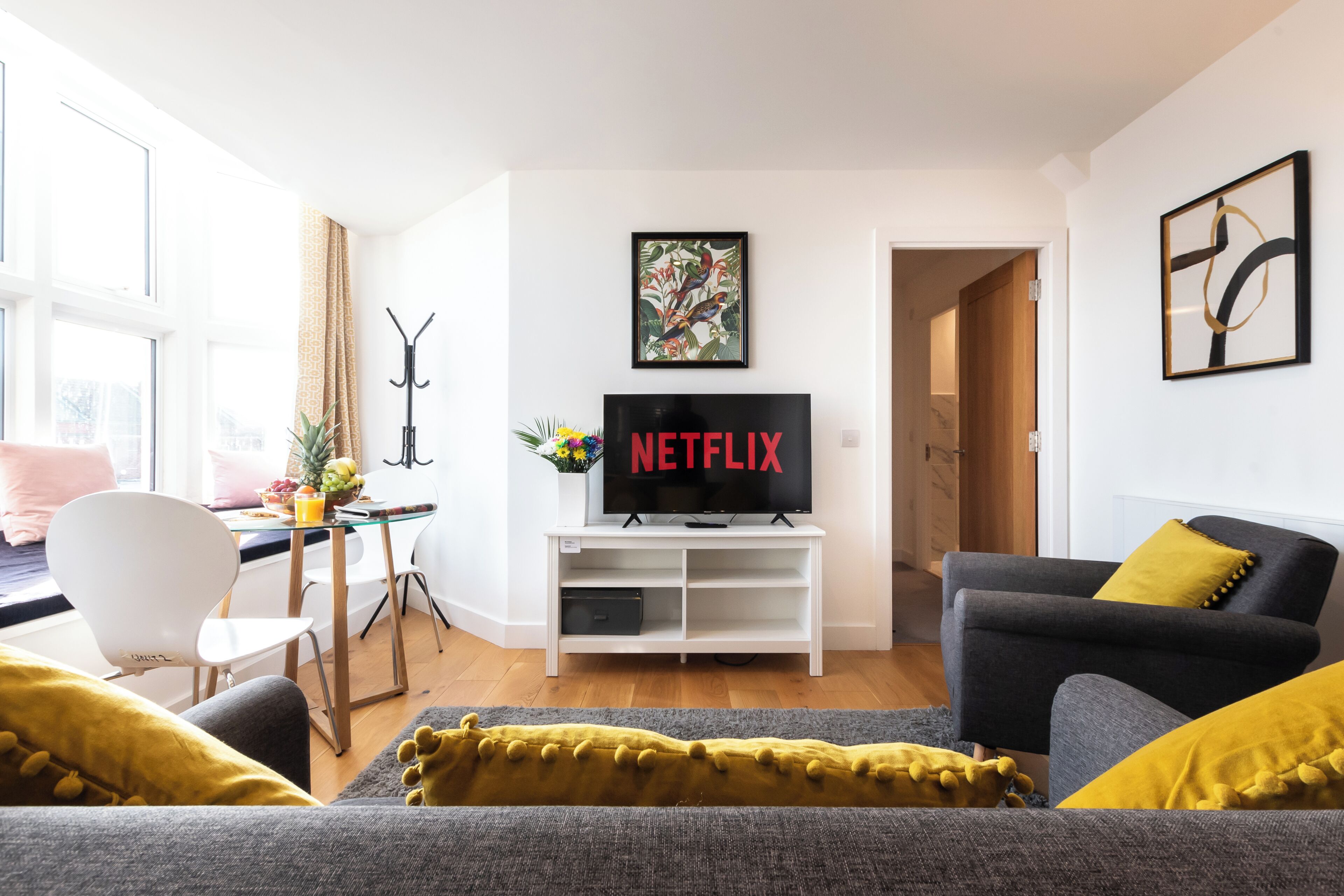 Smart TV 24-inci dengan saluran TV kabel, Netflix, dan layanan streaming