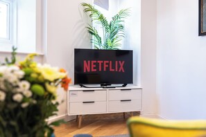 TV connectée de 24 pouces avec chaînes par câble, Netflix