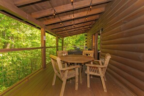 Outdoor dining - What's Bruin: Secluded, Private, Honeymoon, Hot tub, Wifi, near Attractions! (Sevierville)