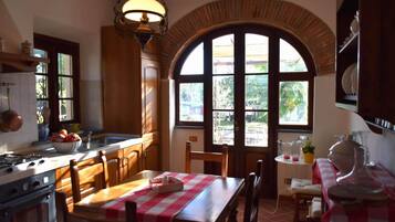 Réfrigérateur, micro-ondes, four, cafetiÚre/bouilloire