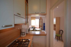 Kühlschrank, Mikrowelle, Herdplatte, Wasserkocher mit Kaffee-/Teezubehör