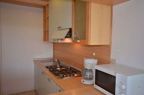 Kühlschrank, Mikrowelle, Herdplatte, Wasserkocher mit Kaffee-/Teezubehör