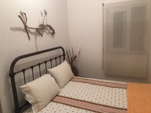 1 makuuhuone, työpöytä, silitysrauta/-lauta, vuodevaatteet