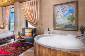 Deluxe Stone Room with Jacuzzi and Balcony | Baignoire à jets