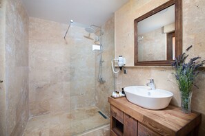 Deluxe Stone Room with Jacuzzi and Balcony | Badezimmer