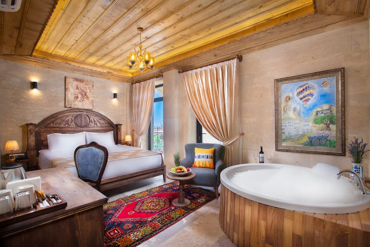 Deluxe Stone Room with Jacuzzi and Balcony | 1 camera, biancheria in cotone egiziano