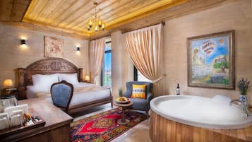 Deluxe Stone Room with Jacuzzi and Balcony | 1 間臥室、埃及棉床單、高級寢具、免費迷你吧物品