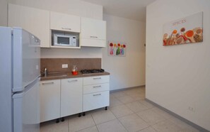 冷蔵庫、電子レンジ、コンロ、コーヒー / ティーメーカー