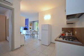 Fridge, microwave, stovetop, coffee/tea maker - Holiday apartment mit Klimaanlage und Terrasse (Bibione)