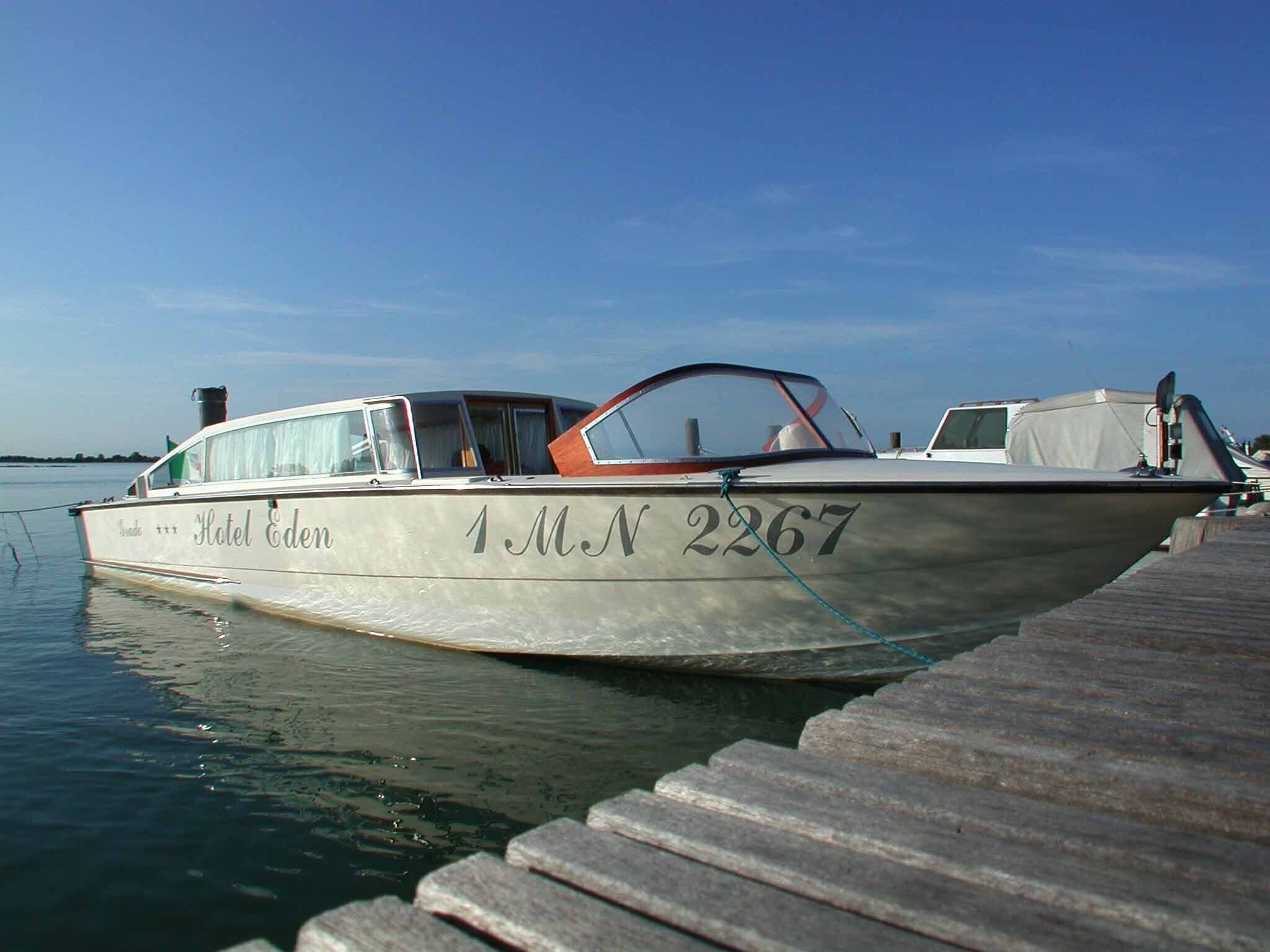 Un barco llamado 'Hotel Eden' amarrado en un muelle.