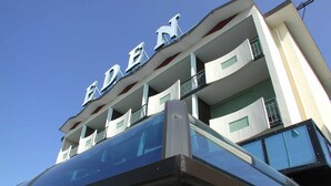 Un edificio a più piani con la scritta 'EDEN' ben visibile sulla facciata.