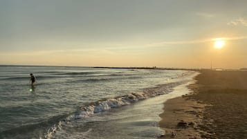 Plage à proximité, sable blanc, cabines (en supplément), chaises longues