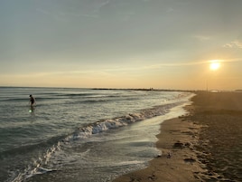 Una playa cerca, arena blanca, camas de playa