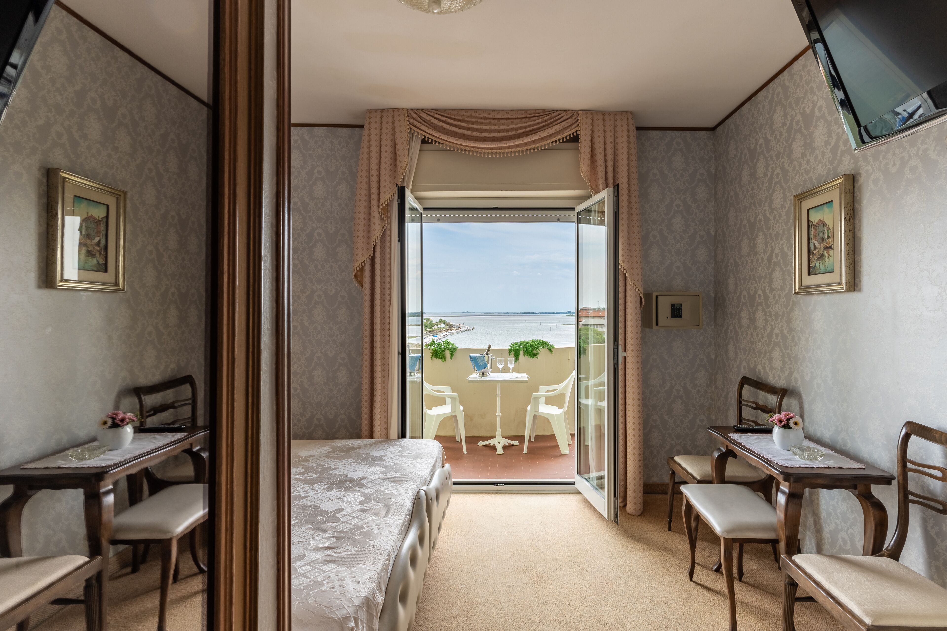 Panoramic-Doppel- oder -Zweibettzimmer