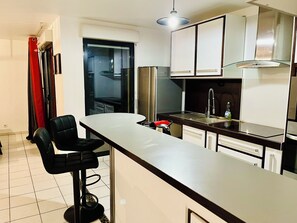 Réfrigérateur, micro-ondes, four, plaque de cuisson