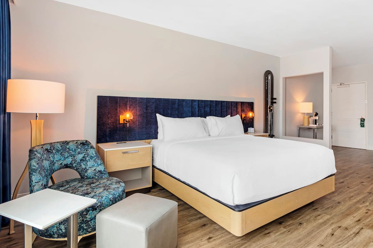 Premium Room, 1 King Bed (Trainer) | 1 bedroom, premium bedding, pillowtop beds, in-room safe