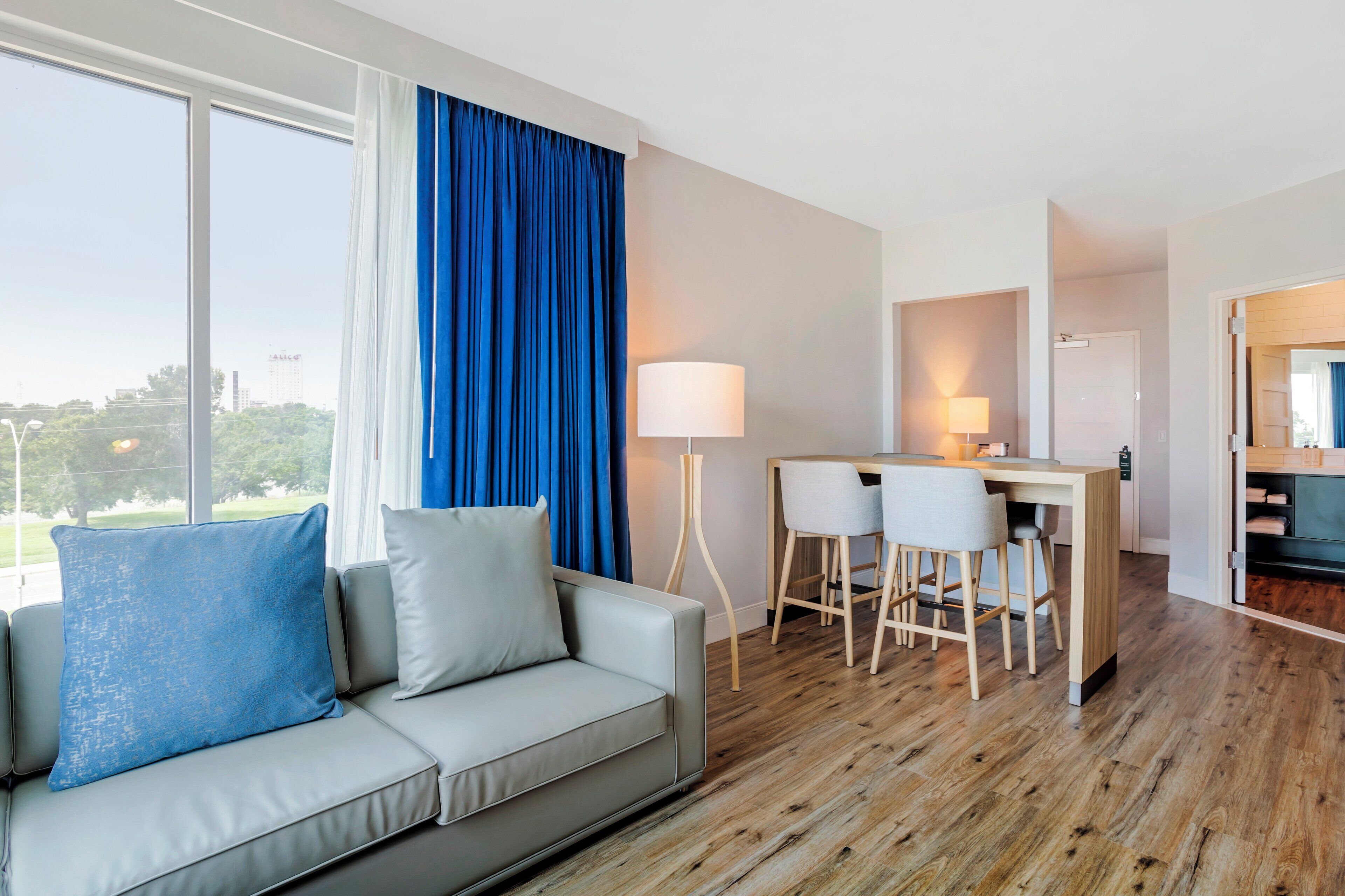 套房, 1 間臥室 (Downtown and Magnolia Silos View) | 1 間睡房、高級寢具、特厚豪華床墊、房內夾萬