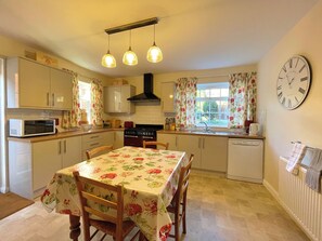 Rumah Keluarga | Makan di kamar