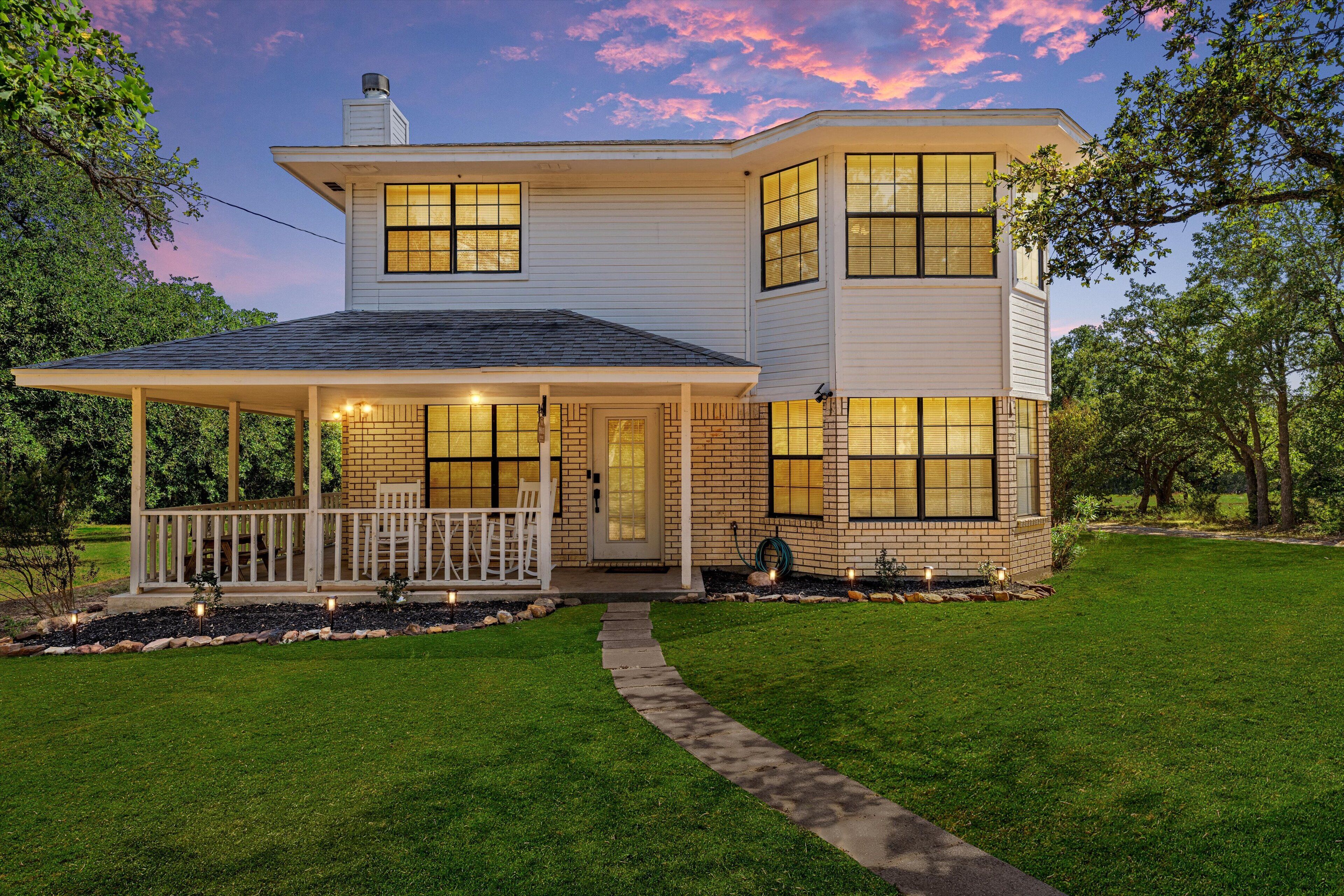 Quiet 4BR Farmhouse: Ideal Family Retreat