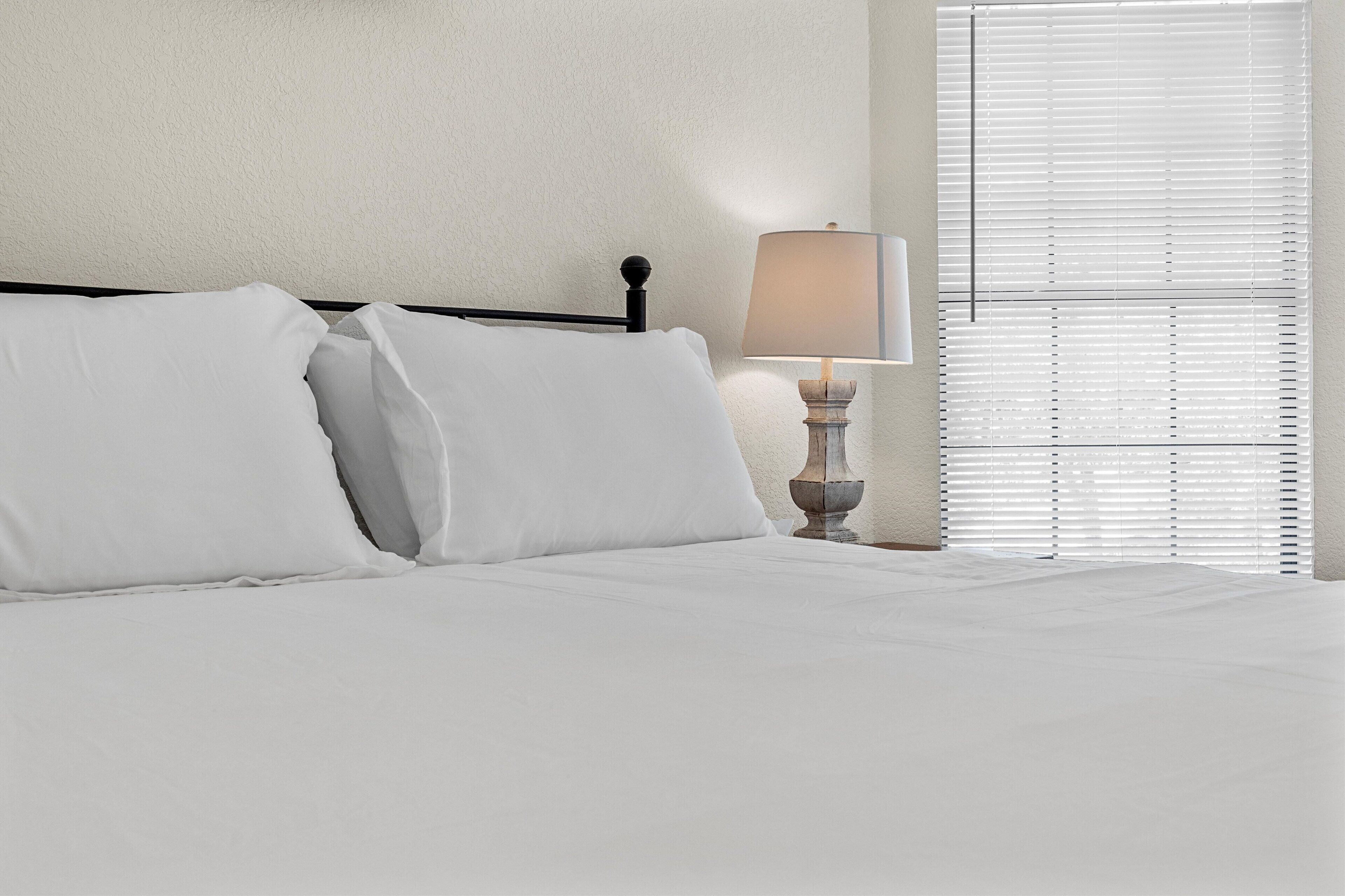 4 chambres, bureau, fer et planche à repasser, lit parapluie