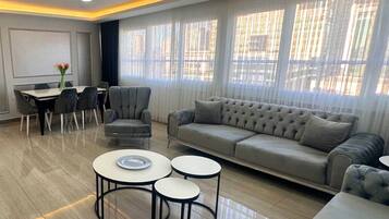 Tomannsrom – deluxe | Oppholdsområde | Flatskjerm-TV