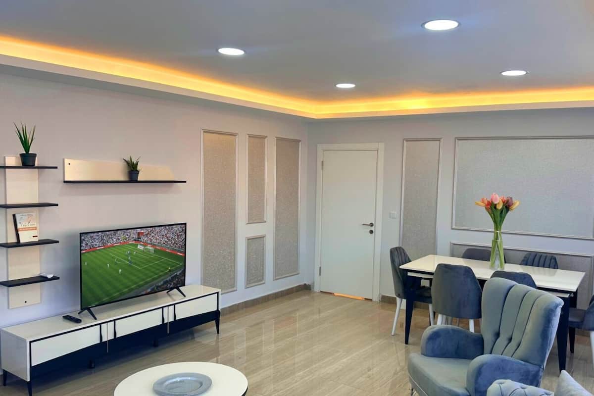 Deluxe Twin Room | Living area | Flat-screen TV