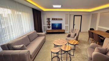 Escritorio, sistema de insonorización y tabla de planchar con plancha