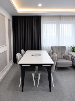 Tomannsrom – deluxe | Oppholdsområde | Flatskjerm-TV