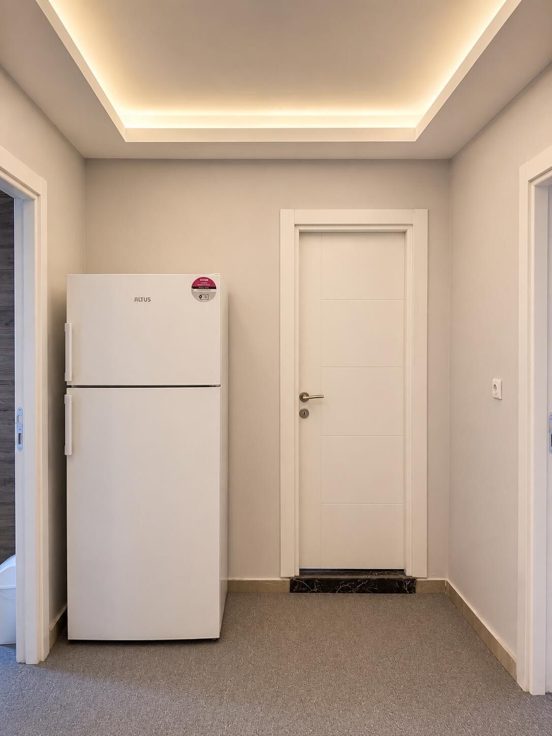 Deluxe Twin kamer | Privékeuken | Een koelkast, een waterkoker, kookgerei, borden en bestek