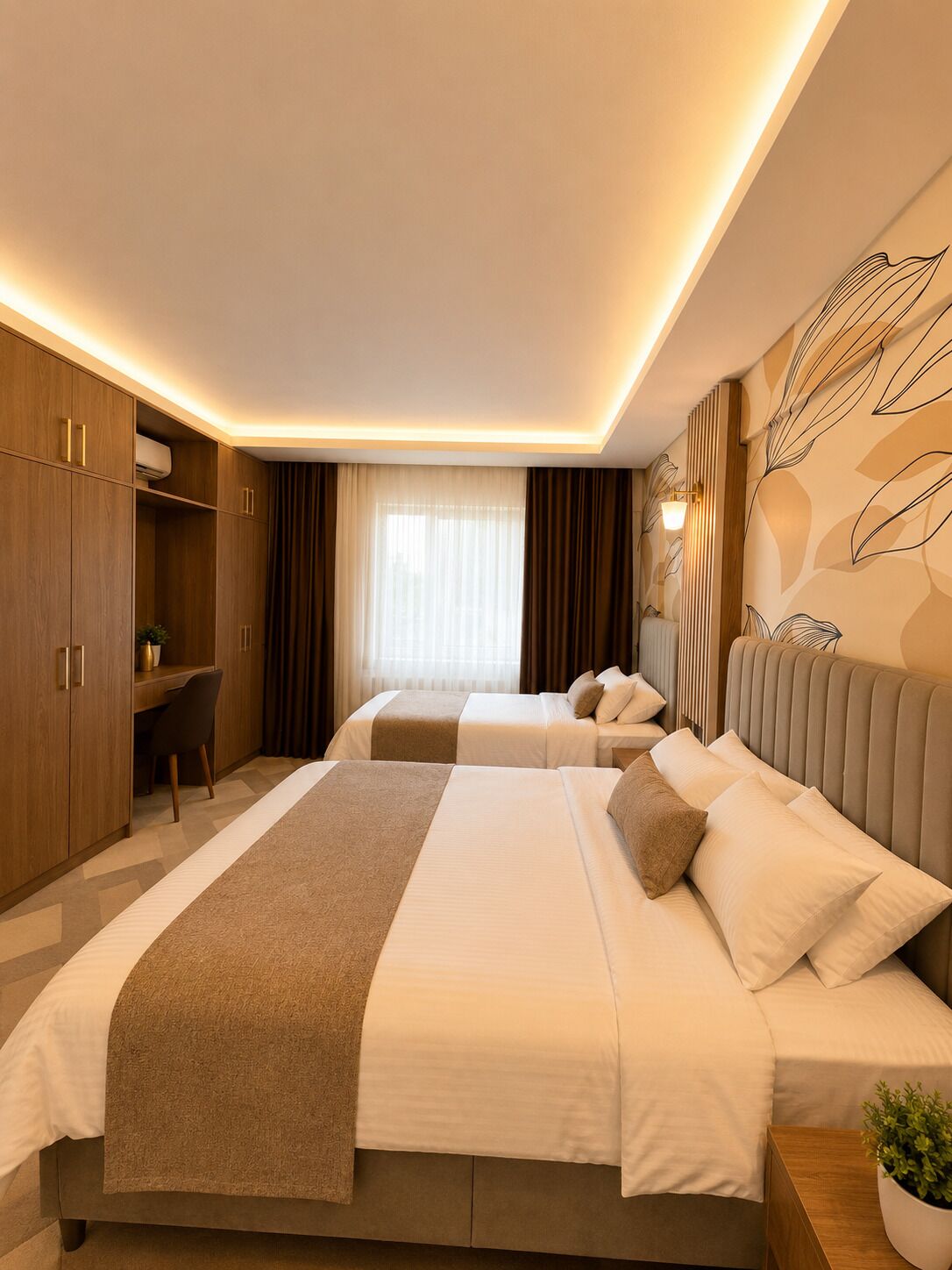 Habitación de hotel con dos camas, un escritorio y un armario.