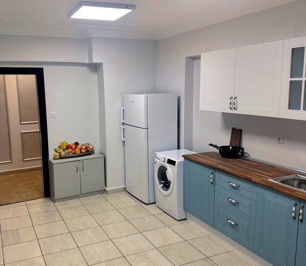 Apartamento luxo | Cozinha privada | Geladeira, chaleira elétrica, talheres/pratos/utensílios de cozinha