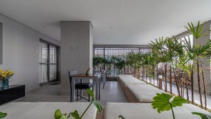 Ein modernes Interieur mit Essbereich, einer Couch und einer Pflanzengruppe.