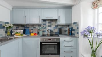 JÀÀkaappi, mikroaaltouuni, uuni, liesi