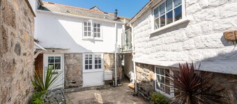 Shell Cottage -  a cottage that sleeps 4 guests  in 2 bedrooms