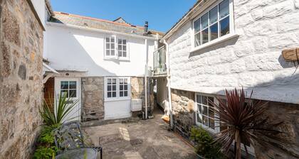 Shell Cottage - a cottage that sleeps 4 guests in 2 bedrooms