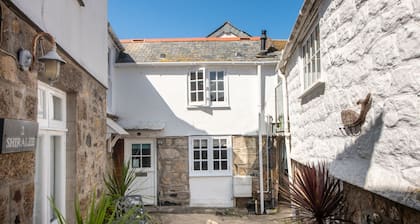 Shell Cottage - a cottage that sleeps 4 guests in 2 bedrooms