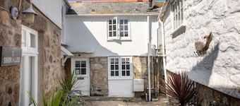 Shell Cottage - a cottage that sleeps 4 guests in 2 bedrooms