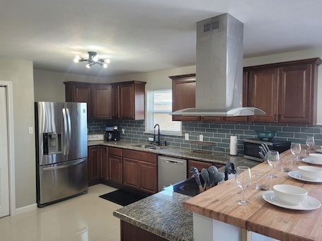 Fridge, microwave, oven, stovetop. King Beds*NASA*Kemah*HotTub*Arcade Games*