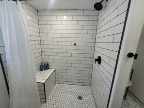 Chuveiro/banheira combinados, secador de cabelo, toalhas de banho 