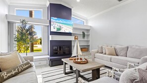 Smart TV, fireplace, offices - Charming house near AMI: Comfort, Style, and Sun  Soaked Fun | Private | Pets OK (Bradenton)