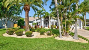 Exterior - Charming house near AMI: Comfort, Style, and Sun  Soaked Fun | Private | Pets OK (Bradenton)