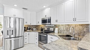 Geladeira, micro-ondas, fogão, cooktop