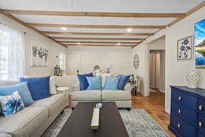 Smart TV, video games - The Hometown Cottage is centrally located in the heart of Temple. (Temple)