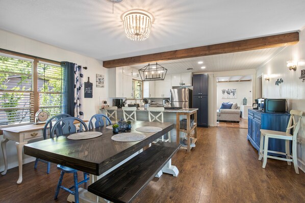 Dining - The Hometown Cottage is centrally located in the heart of Temple. (Temple)