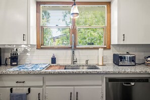 Microwave, oven, stovetop, dishwasher - The Hometown Cottage is centrally located in the heart of Temple. (Temple)