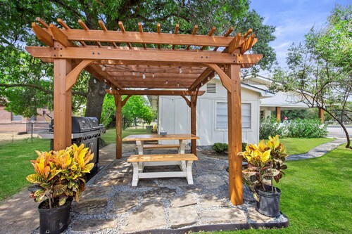 The Hometown Cottage is centrally located in the heart of Temple. 