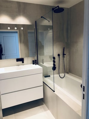 SĂšche-cheveux, serviettes fournies, savon, papier toilette