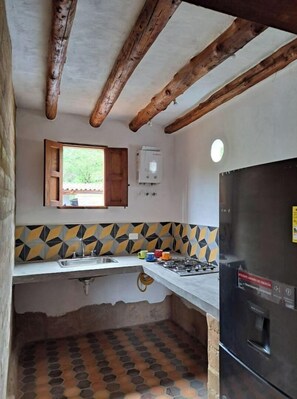 Refrigerador, parrilla de estufa y cafetera y tetera 